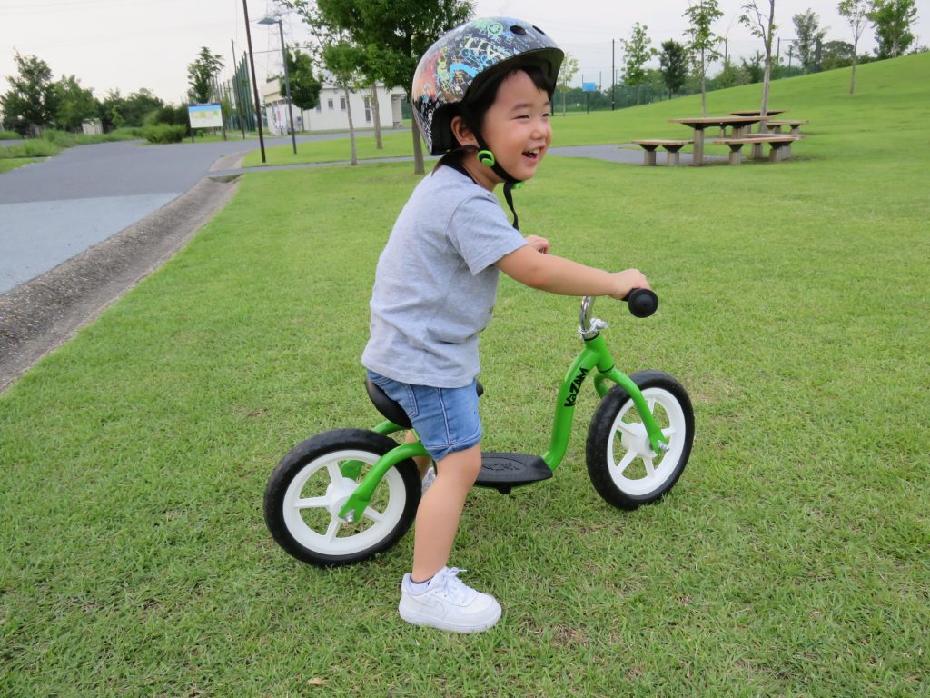 カザムバイクに乗る男の子